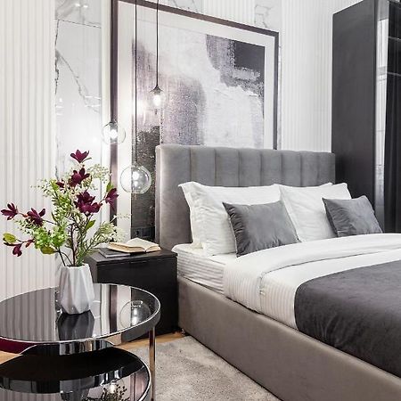 Lovely Apartment On Drahomanova Street Лвив Екстериор снимка