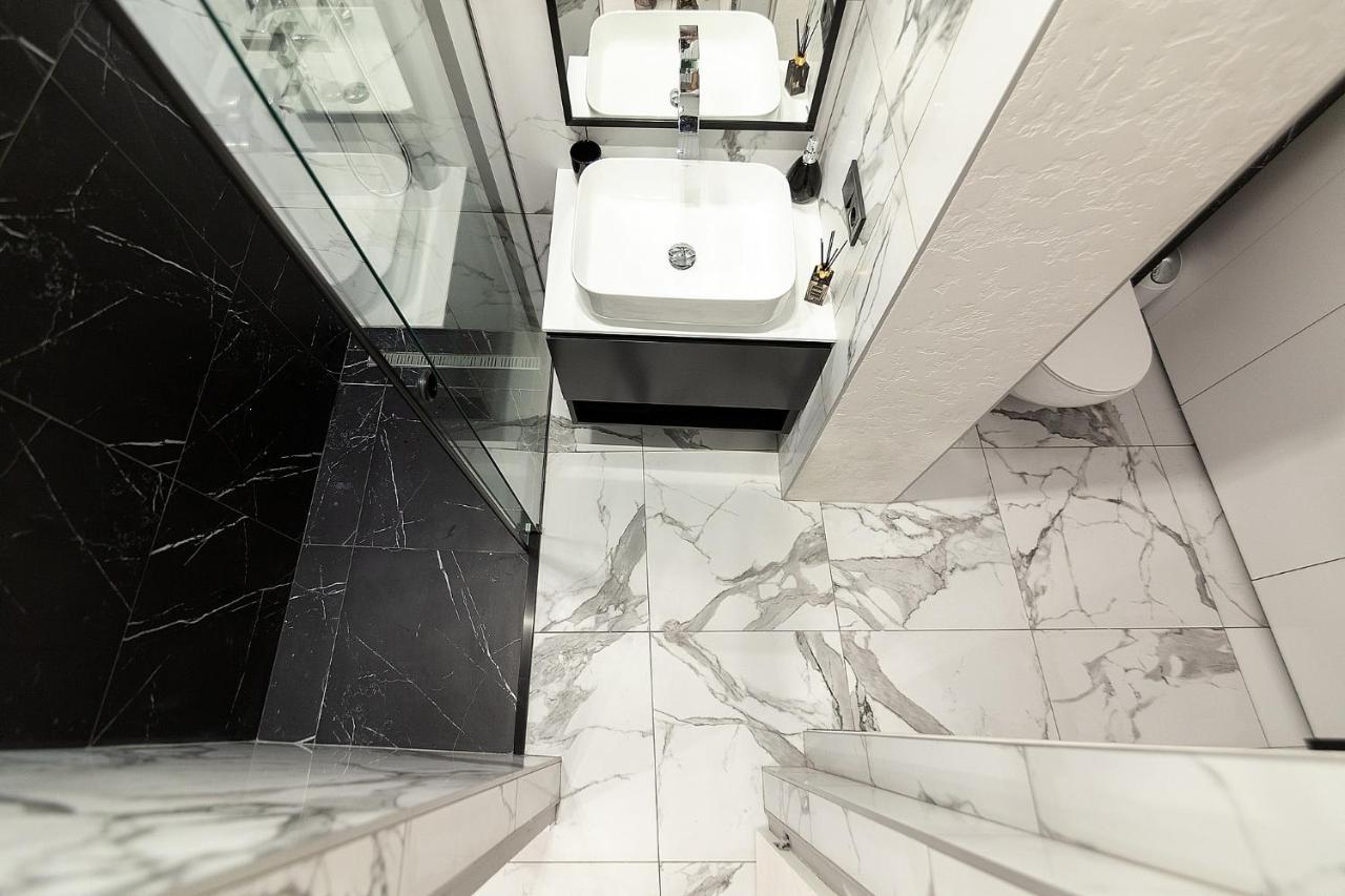 Lovely Apartment On Drahomanova Street Лвив Екстериор снимка