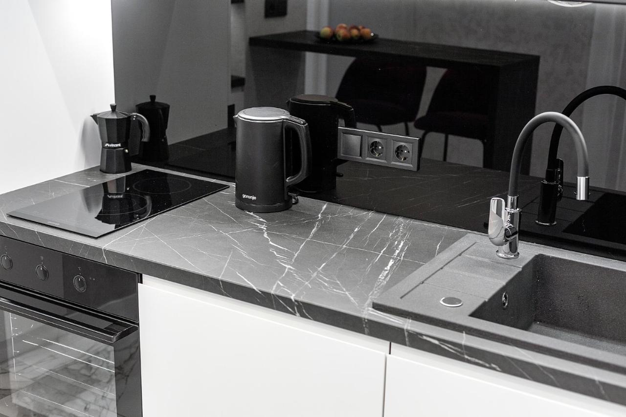 Lovely Apartment On Drahomanova Street Лвив Екстериор снимка